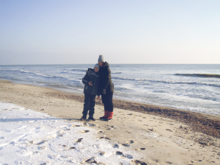 Уходит старый год!Шуршит его последняя страница!!!)Пусть лучшее,что было, не уйдёт!!!А худшее-не сможет повториться !!!))))